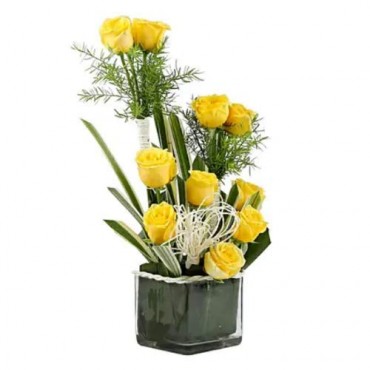 Fresh Flowers Bunch of 12 Yellow Roses in a Glass Vase